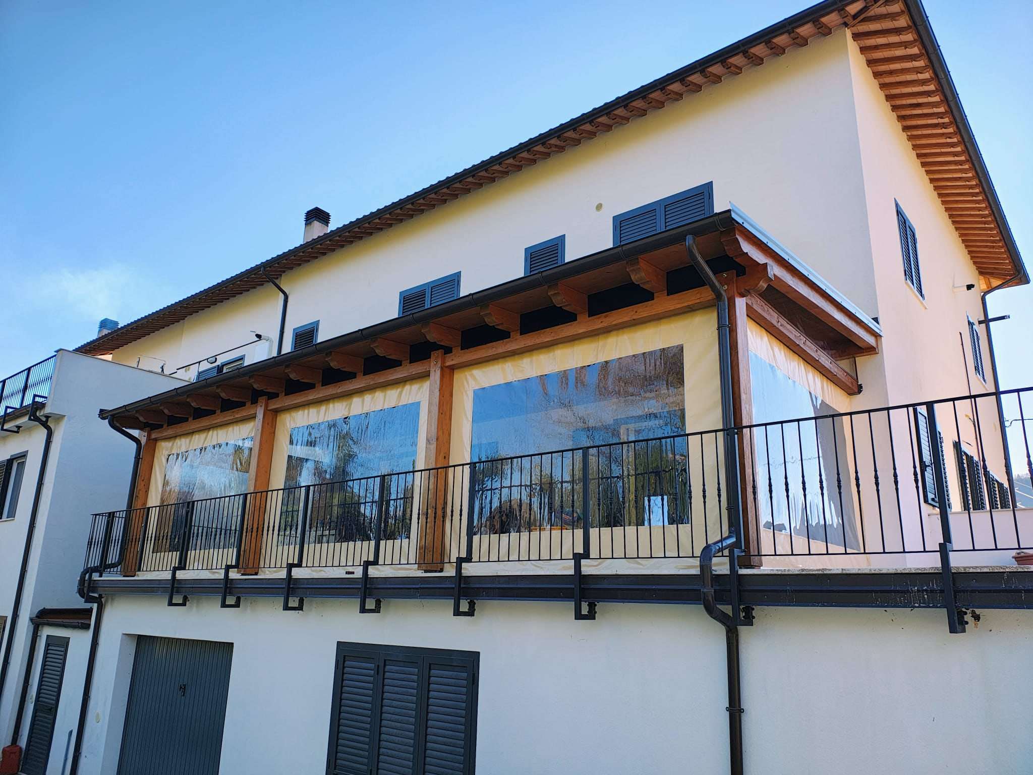Veranda in legno chiusa con teli trasparenti