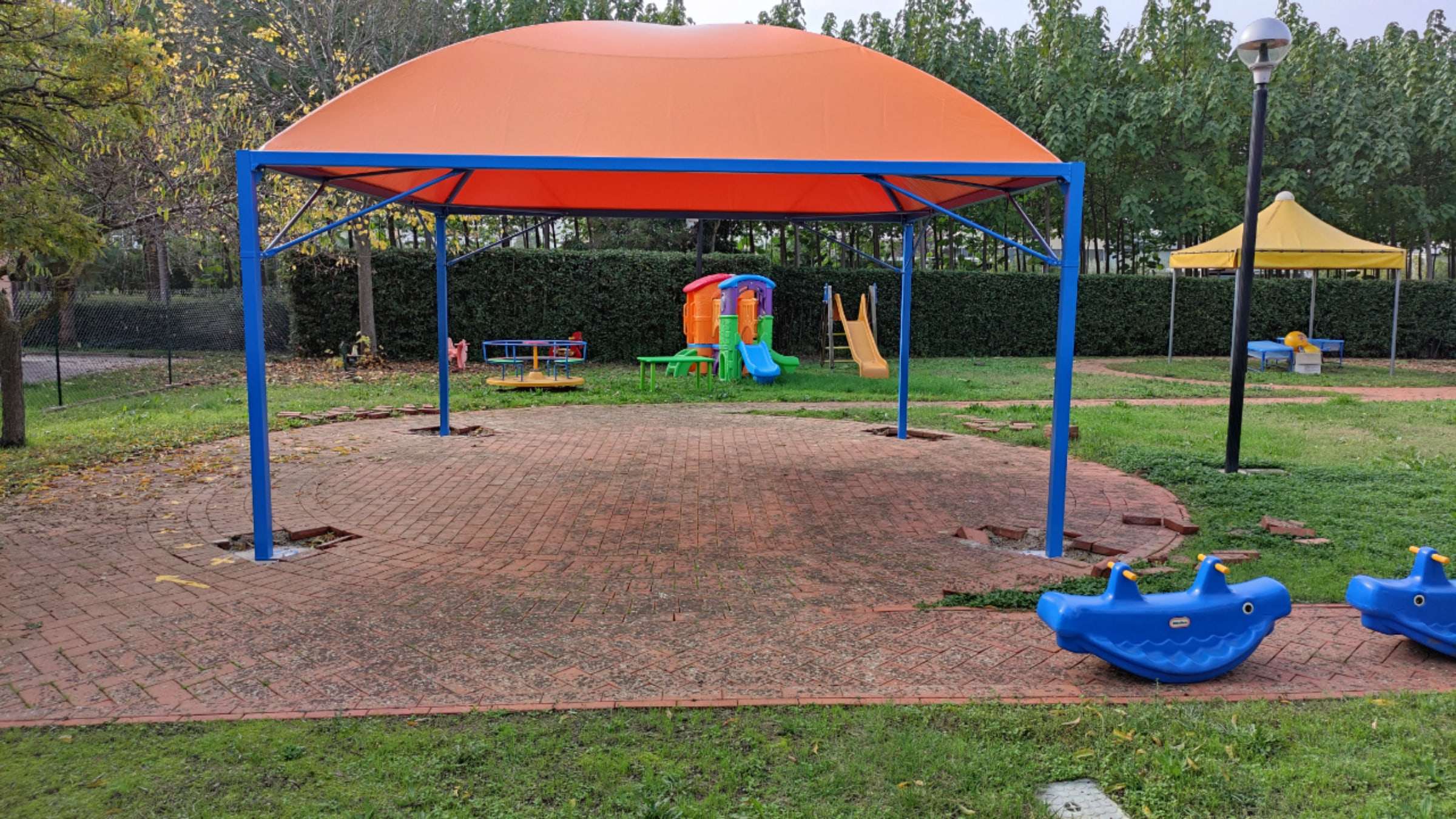 Copertura arancione sopra un'area giochi in un parco