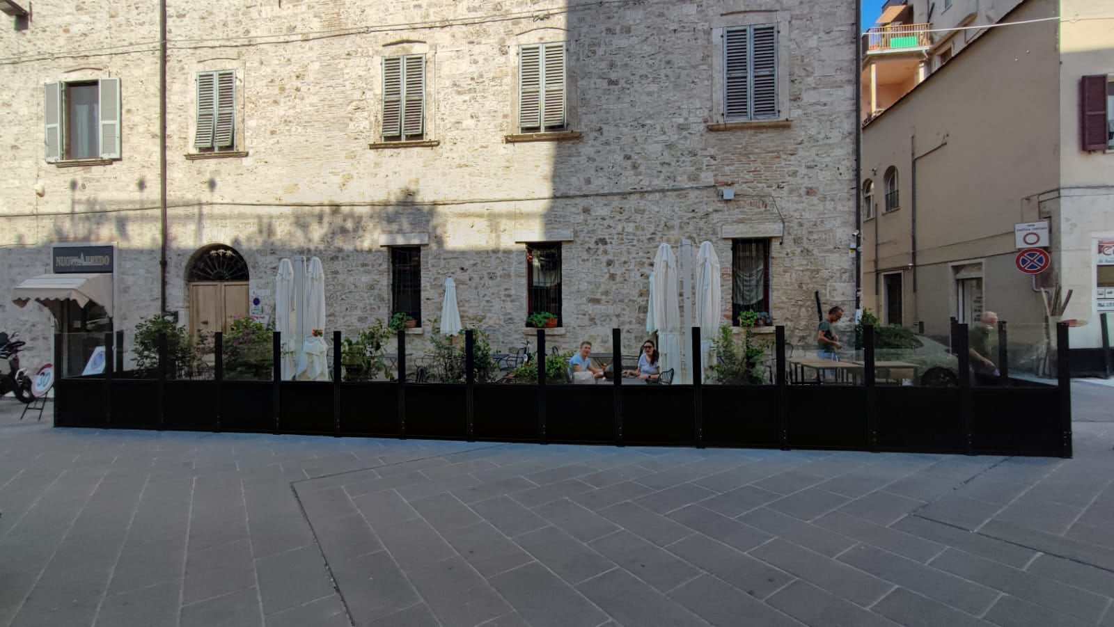 Paraventi in vetro davanti a un palazzo in pietra