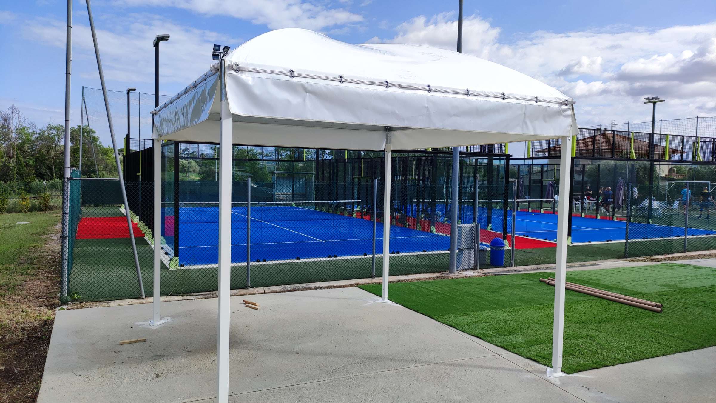 Gazebo bianco a bordo di un campo da padel