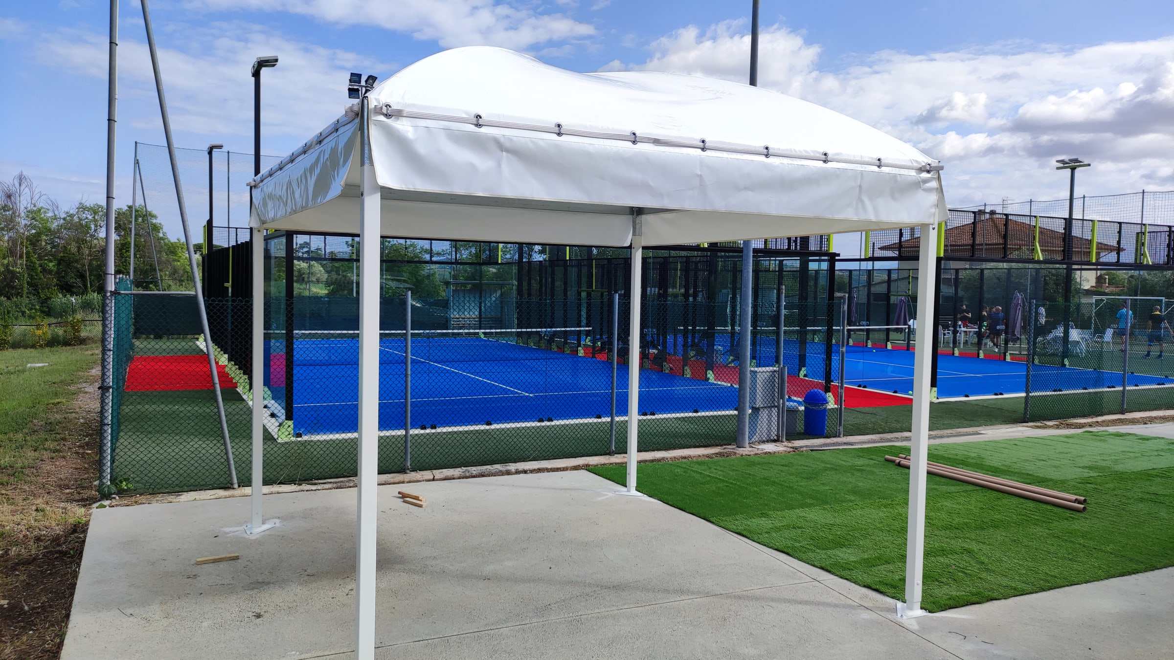 Gazebo bianco a bordo di un campo da padel