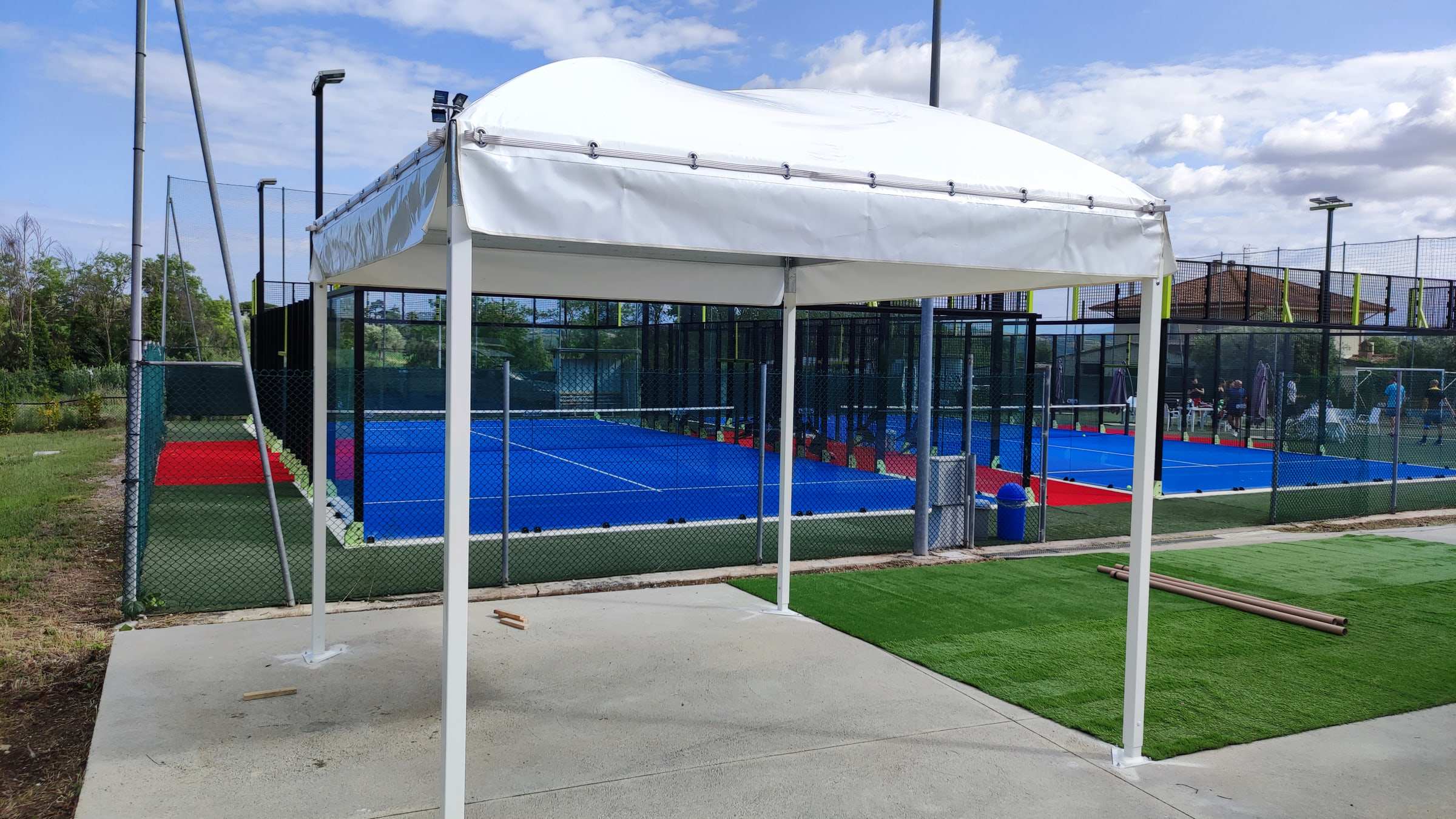 Gazebo bianco con telo a bordo di un campo da padel