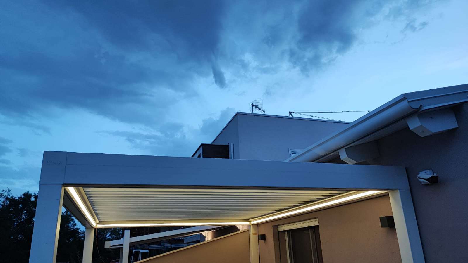 Pergola bioclimatica illuminata dai LED al tramonto