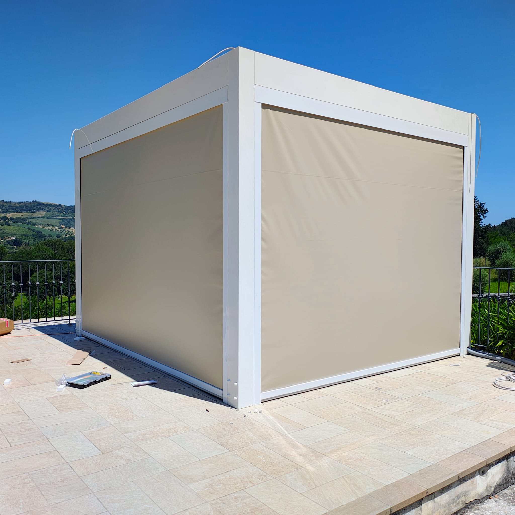 Pergola cubica con tende verticali chiuse sui lati