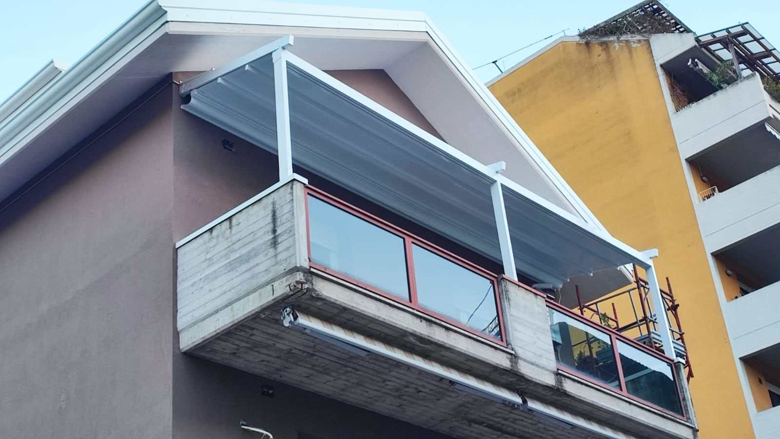 Pergotenda su balcone di una palazzina