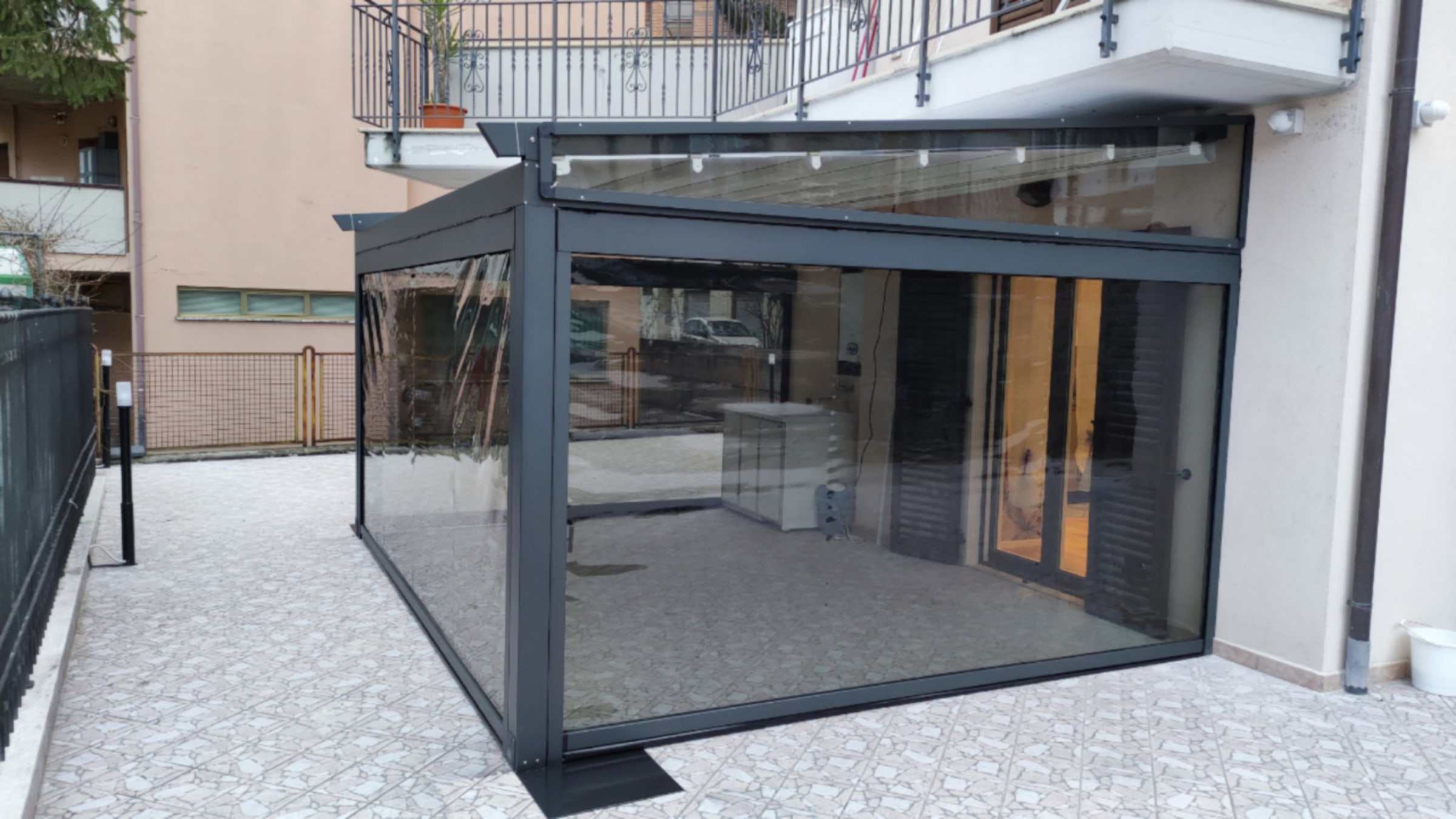 Pergotenda con vetrate scorrevoli che trasforma il terrazzo in una veranda