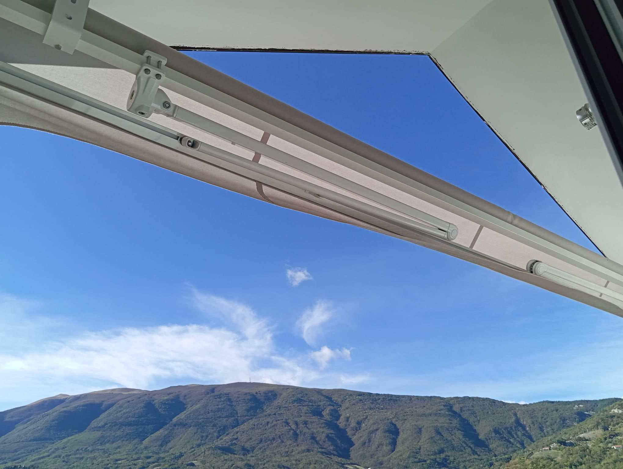 Tenda a bracci aperta con vista sulla montagna
