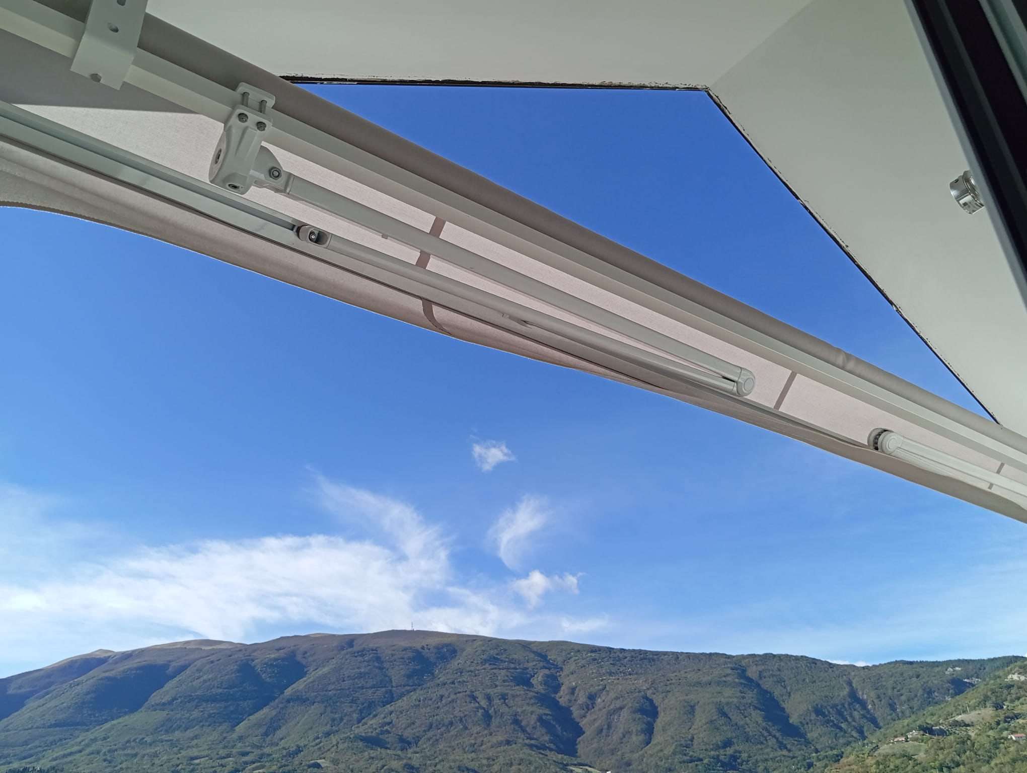 Tenda a bracci aperta con vista sulla montagna