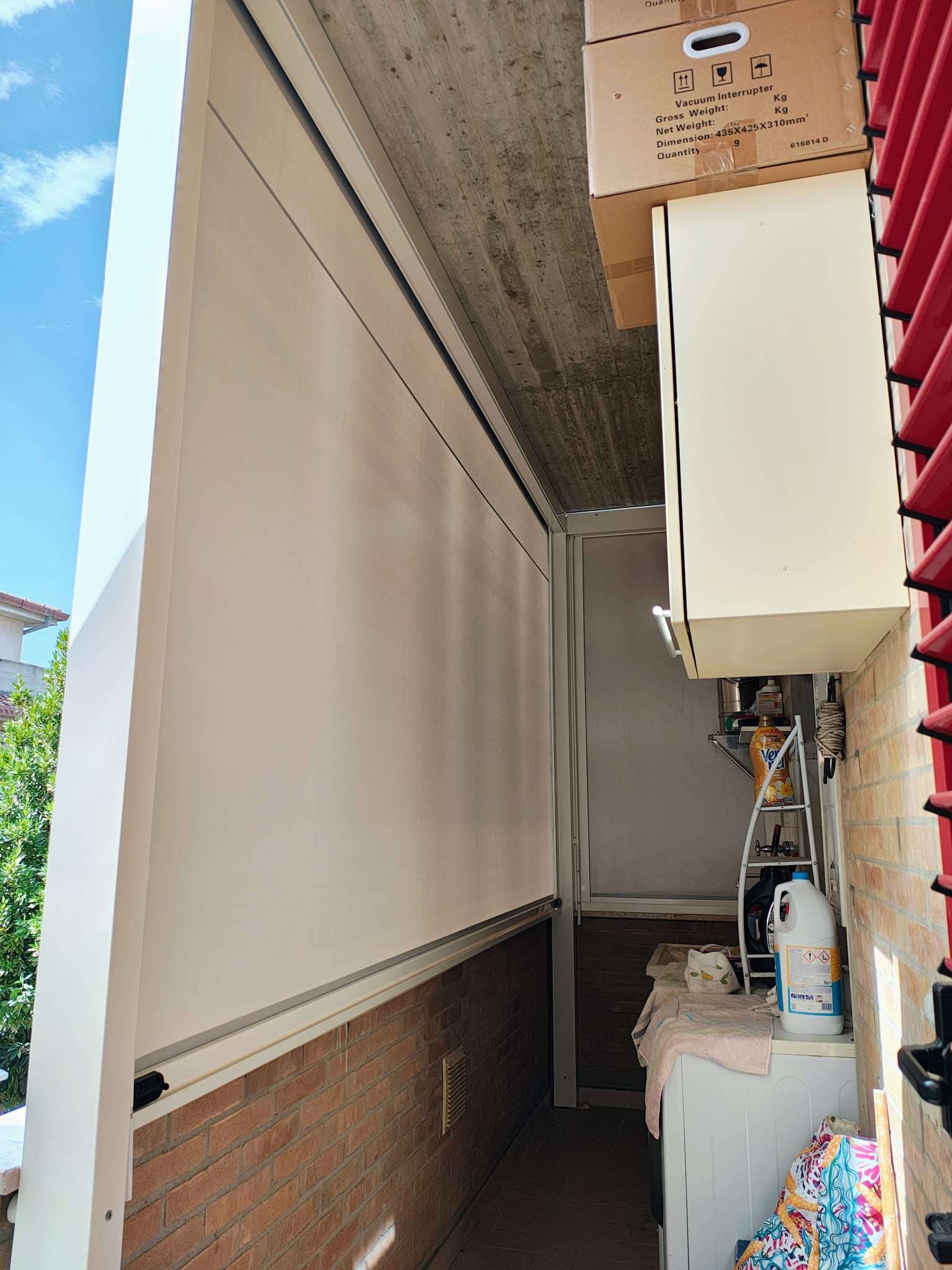 Tenda verticale con guide su un balcone stretto