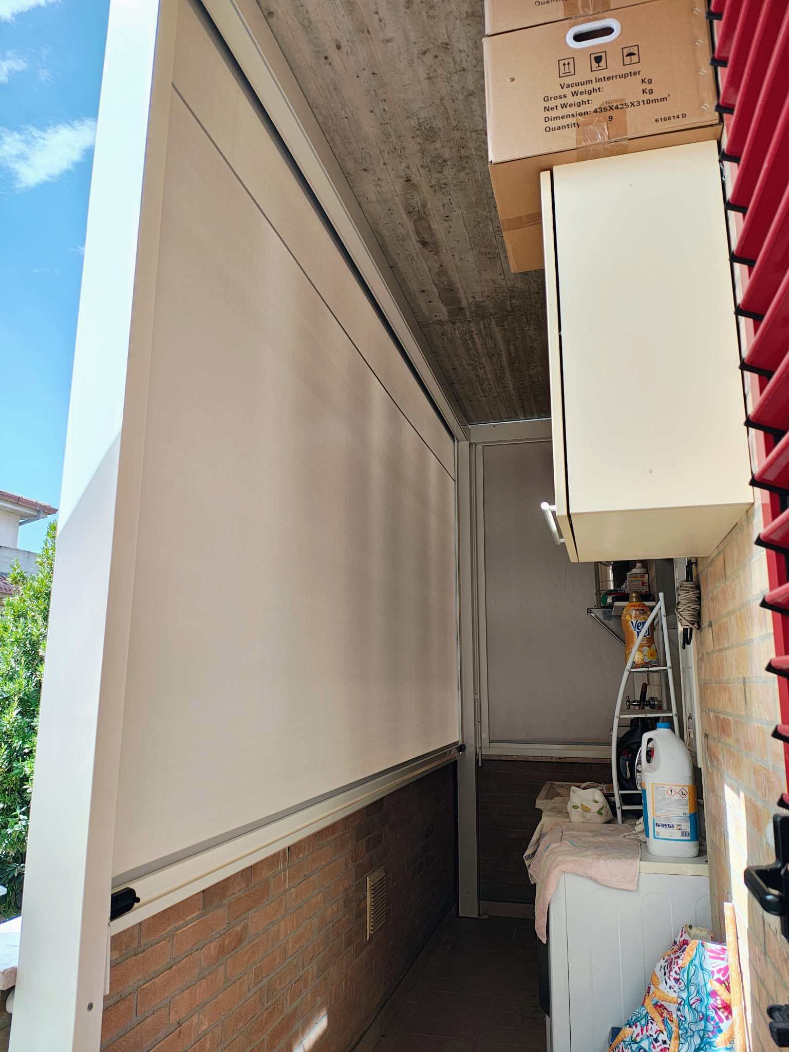 Tenda verticale con guide su un balcone stretto