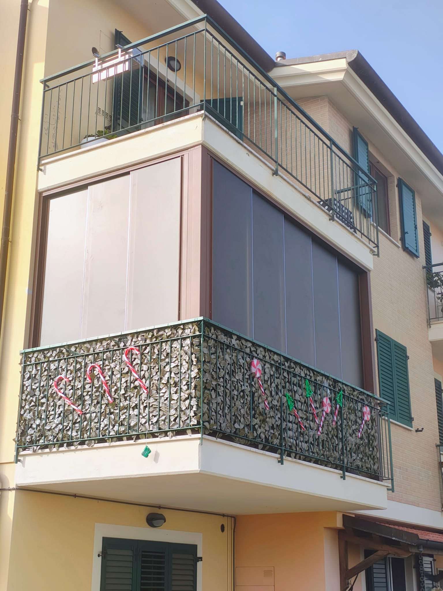 Balcone chiuso da tende verticali a caduta