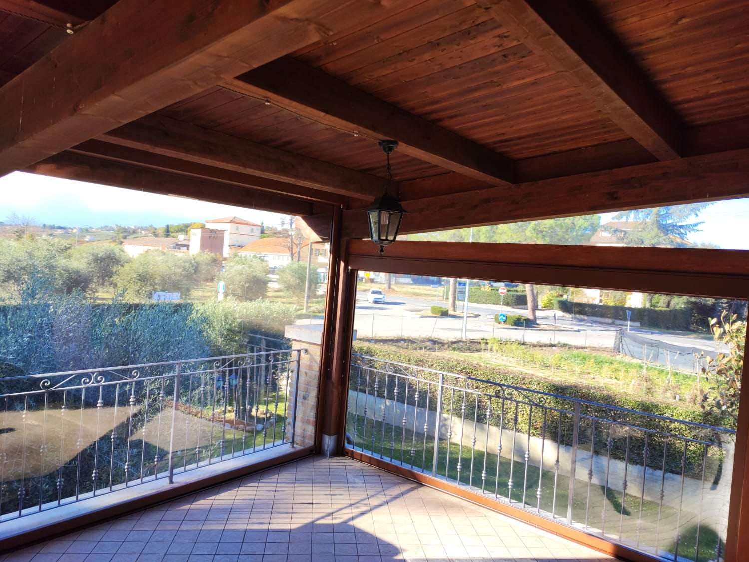 Portico chiuso da teli trasparenti con vista sull'uliveto