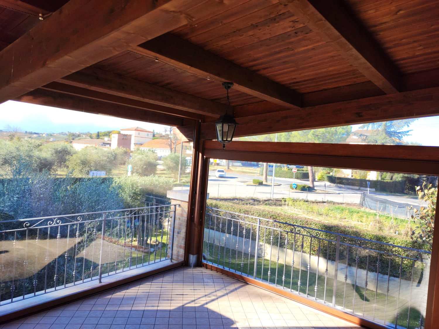 Portico chiuso da teli trasparenti con vista sull'uliveto