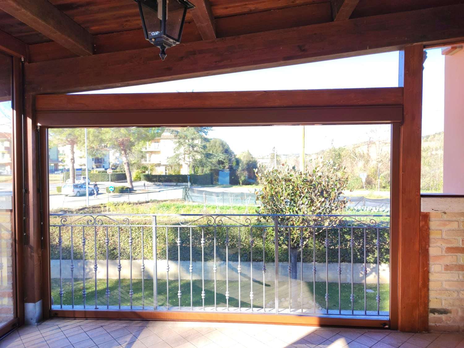 Portico in legno chiuso da teli trasparenti antivento
