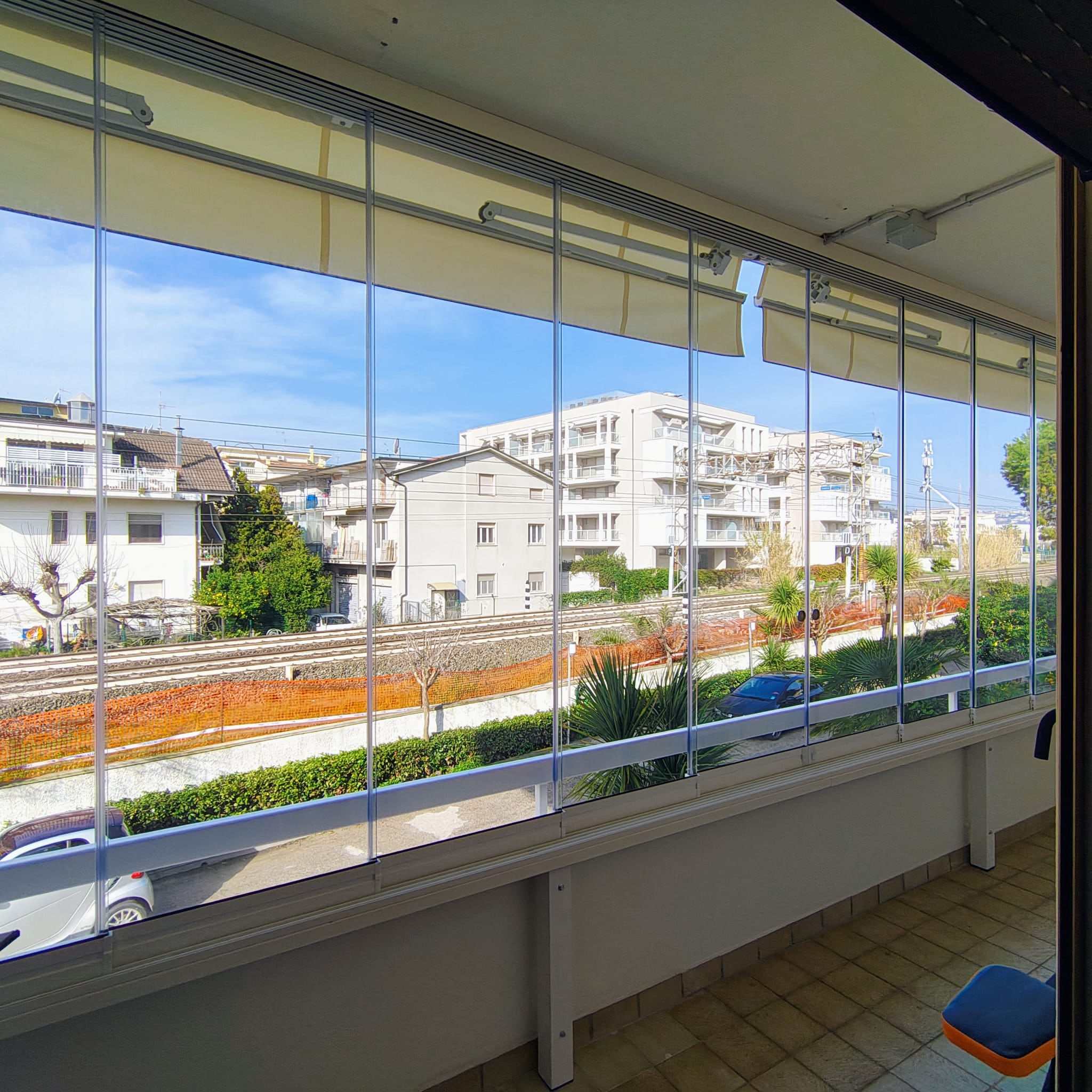 Veranda con vetrate scorrevoli affacciata sulla città