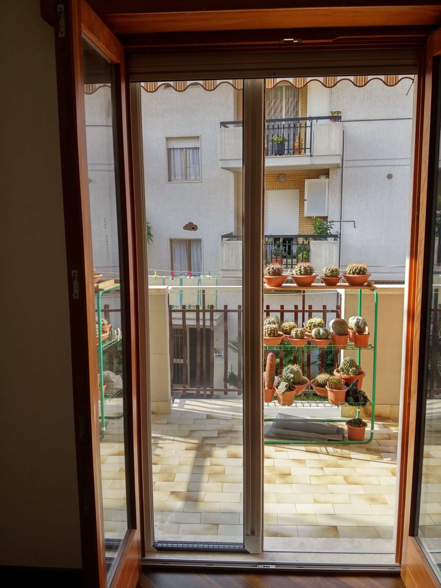Zanzariera laterale su una portafinestra che dà sul balcone, vista dall'interno