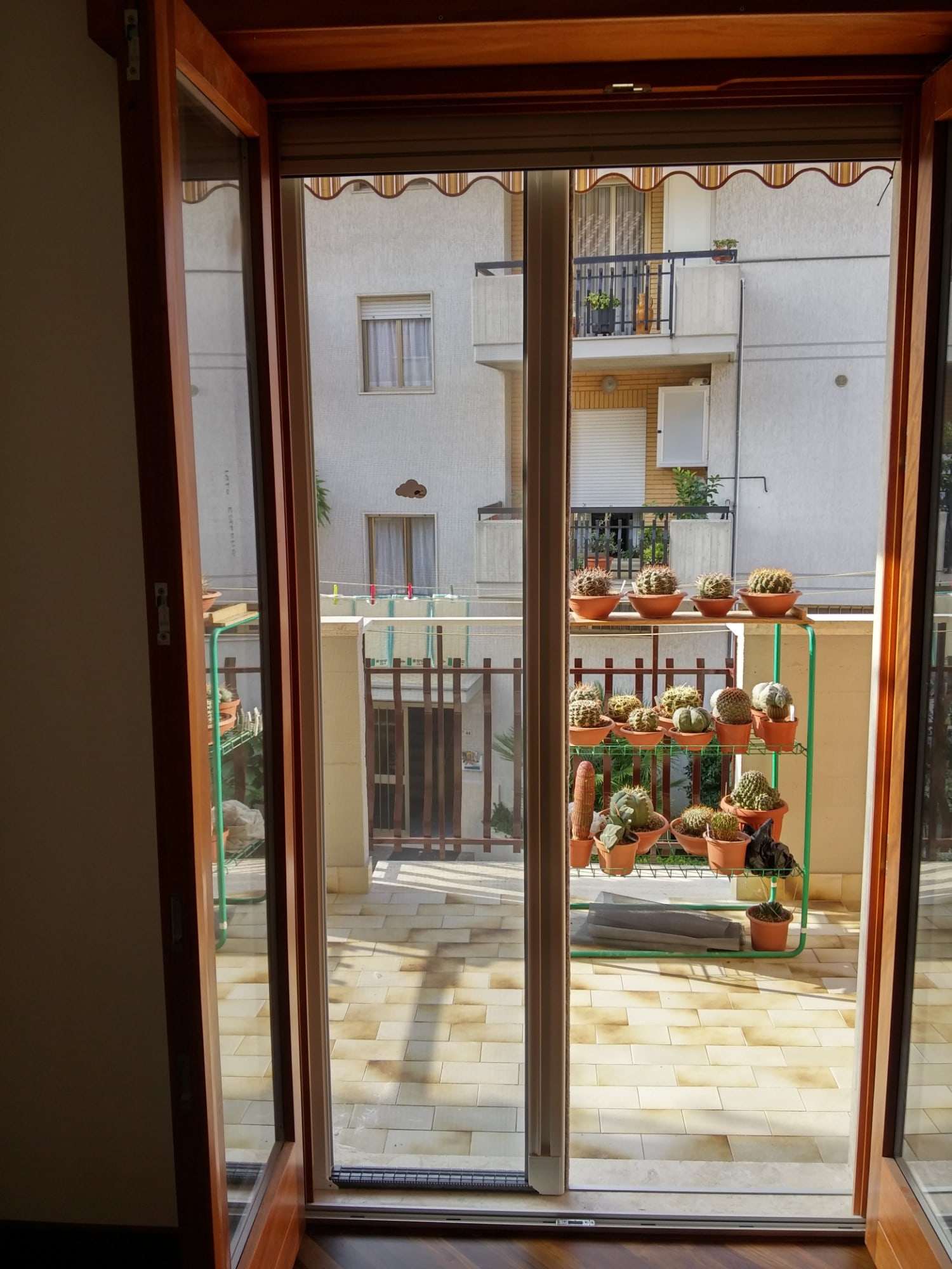 Zanzariera laterale su una portafinestra che dà sul balcone, vista dall'interno