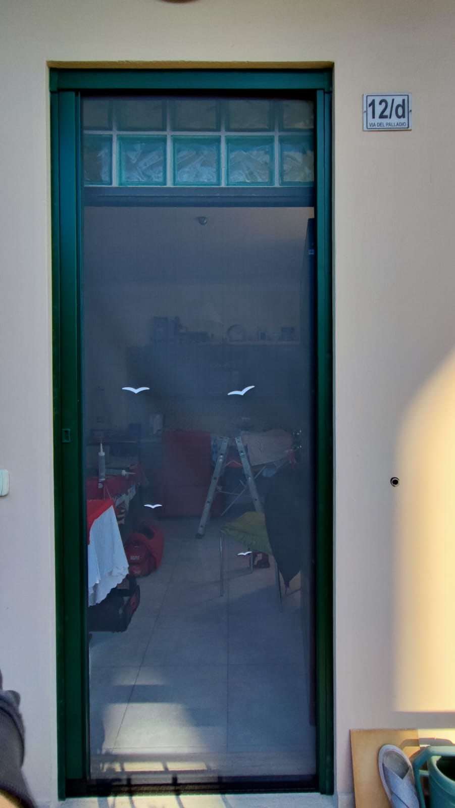 Zanzariera installata su una porta d'ingresso